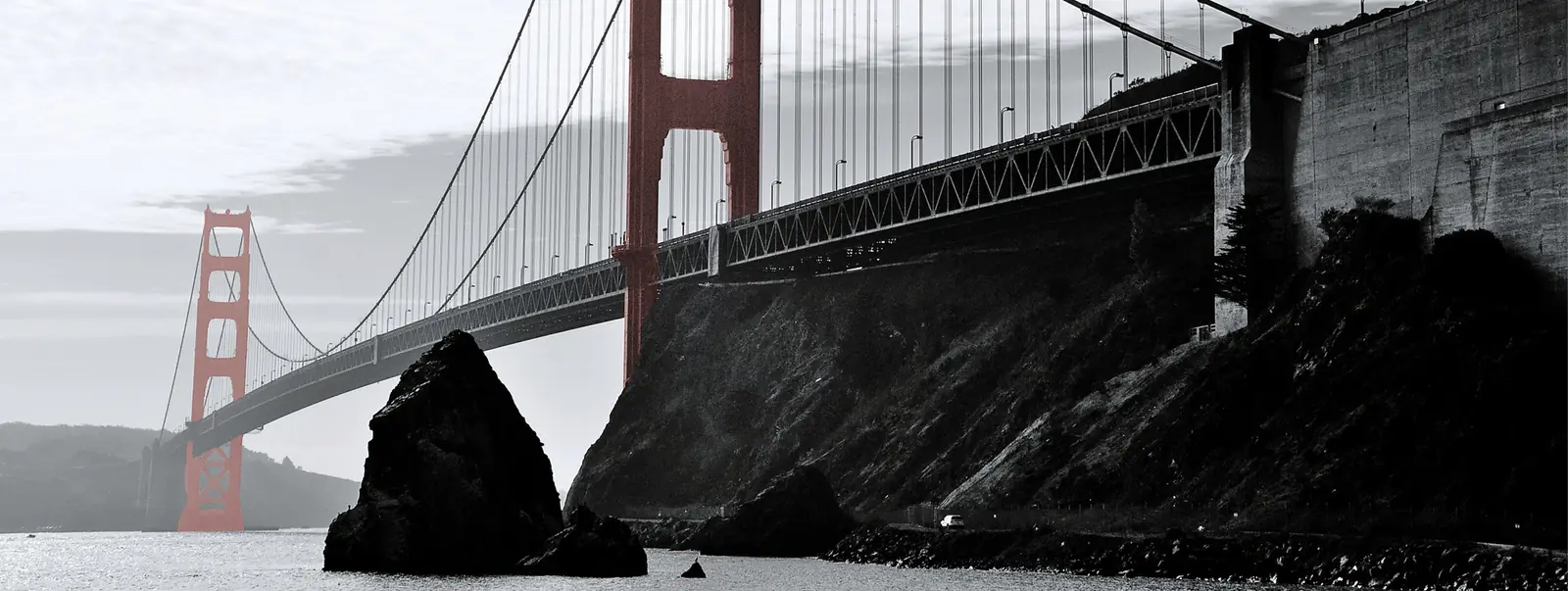 Golden Gate Bridge in Schwarz-Weiß mit roten Pfeilern